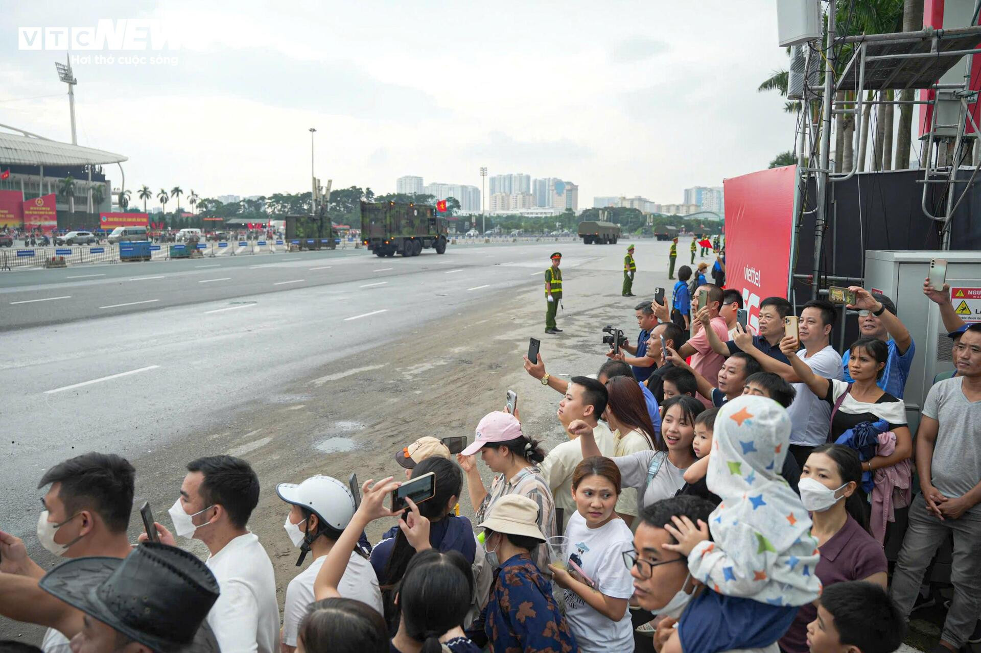 Xe pháo, tên lửa tiến vào trung tâm Hà Nội trước giờ sơ duyệt diễu binh A80 - 8