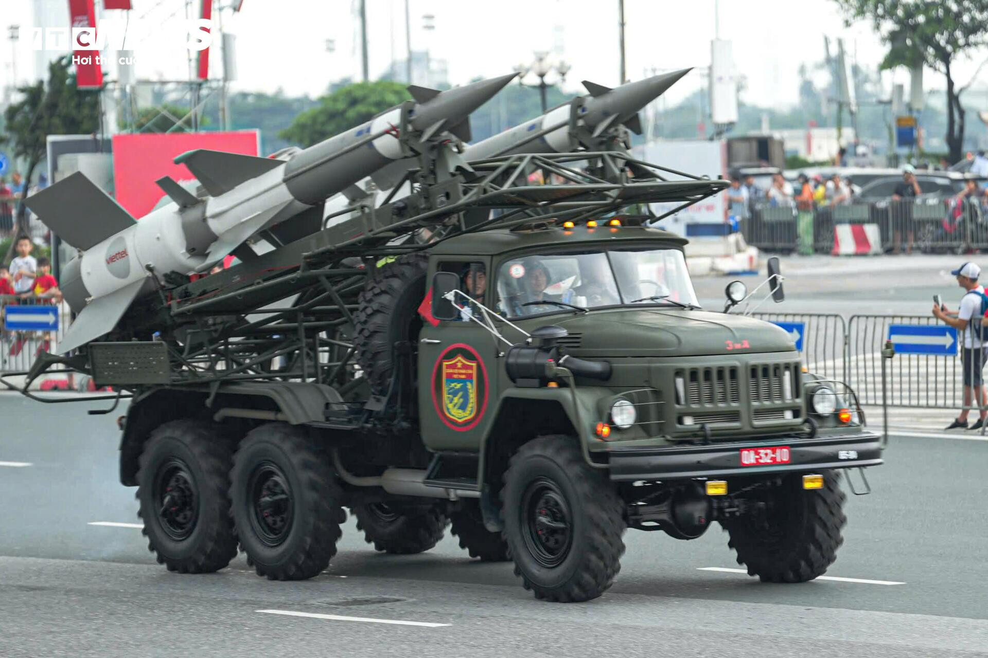 Xe pháo, tên lửa tiến vào trung tâm Hà Nội trước giờ sơ duyệt diễu binh A80 - 6