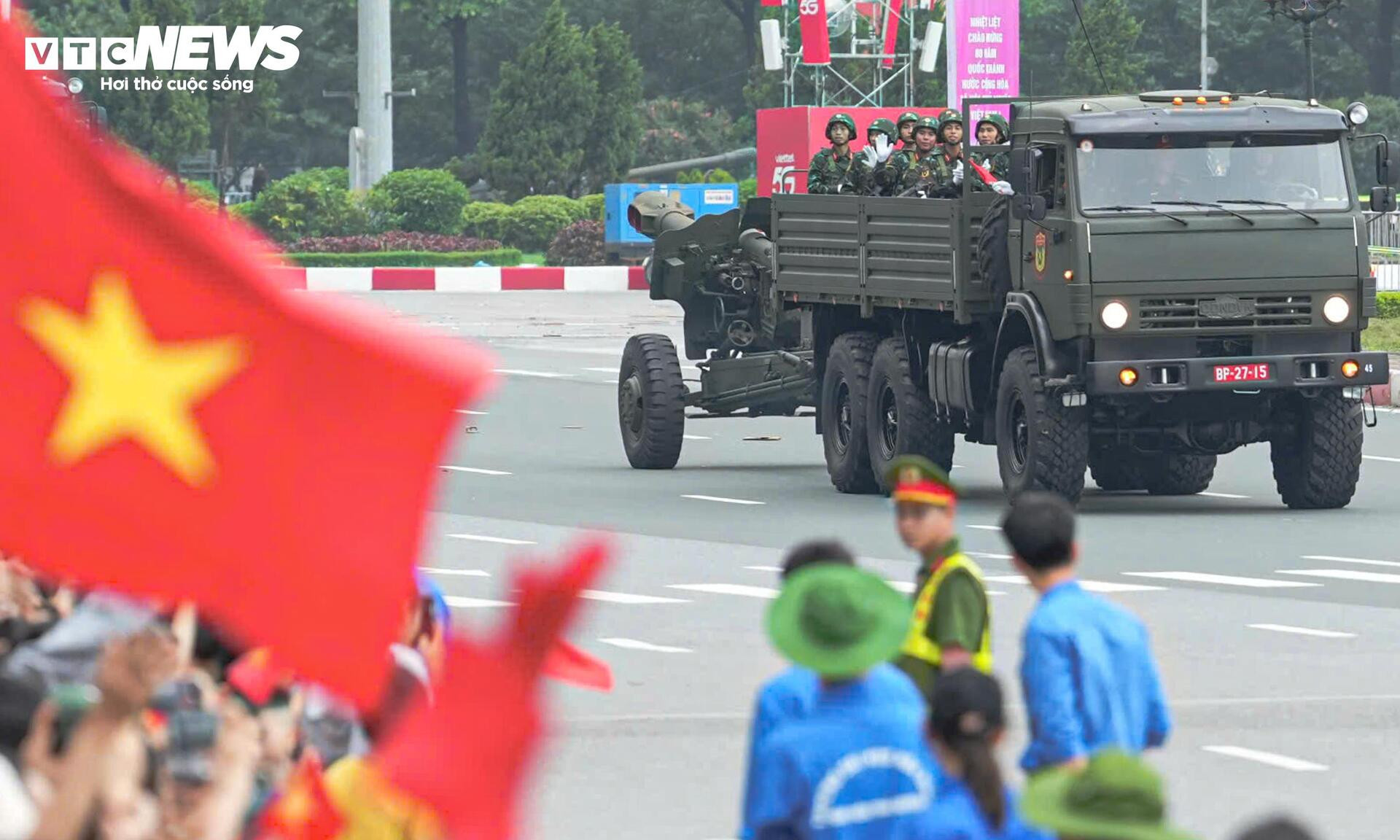 Xe pháo, tên lửa tiến vào trung tâm Hà Nội trước giờ sơ duyệt diễu binh A80 - 4