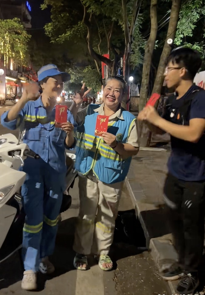 Hiển Vinh tặng phong bì cho các cô lao công. (Ảnh: NVCC)