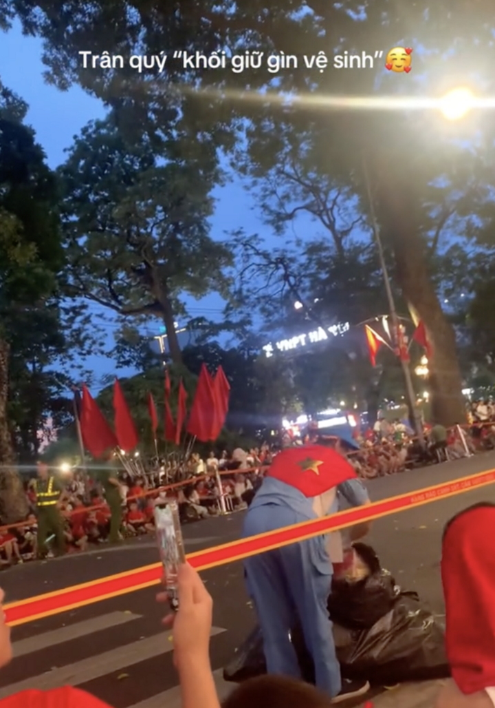 Dòng chú thích thể hiện tấm lòng của tác giả clip với các công nhân vệ sinh môi trường. (Ảnh: @plinh_275)