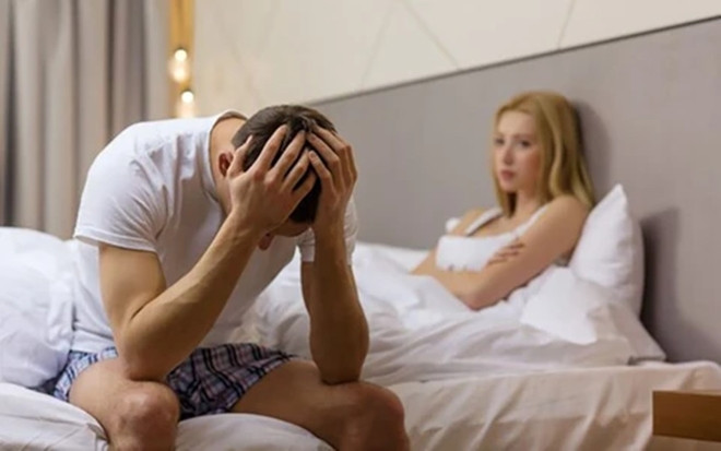Đi công tác về lúc giữa đêm tôi rón rén nằm lên giường ôm vợ ngủ thì phát hiện một chuyện kinh hoàng