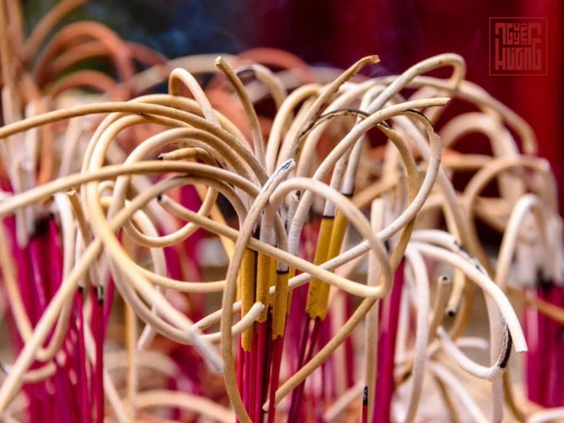 Nếu bát hương xuất hiện một trong những dấu hiệu sau, chứng tỏ điềm báo may mắn và sự giàu có đang ập đến nhà bạn- Ảnh 1.