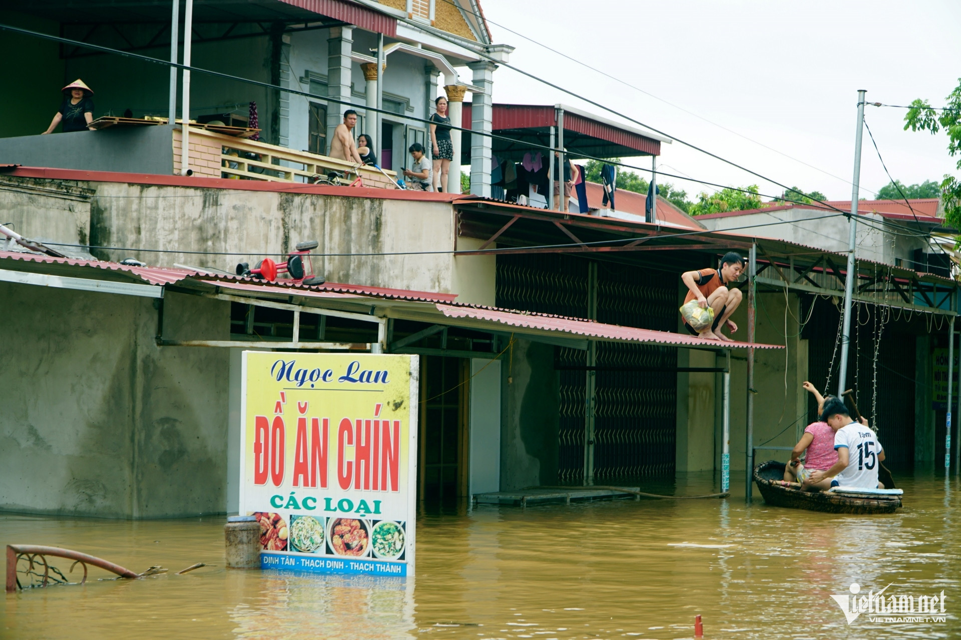 W-a2Người dân vùng rốn lũ Thanh Hóa.JPG.jpg