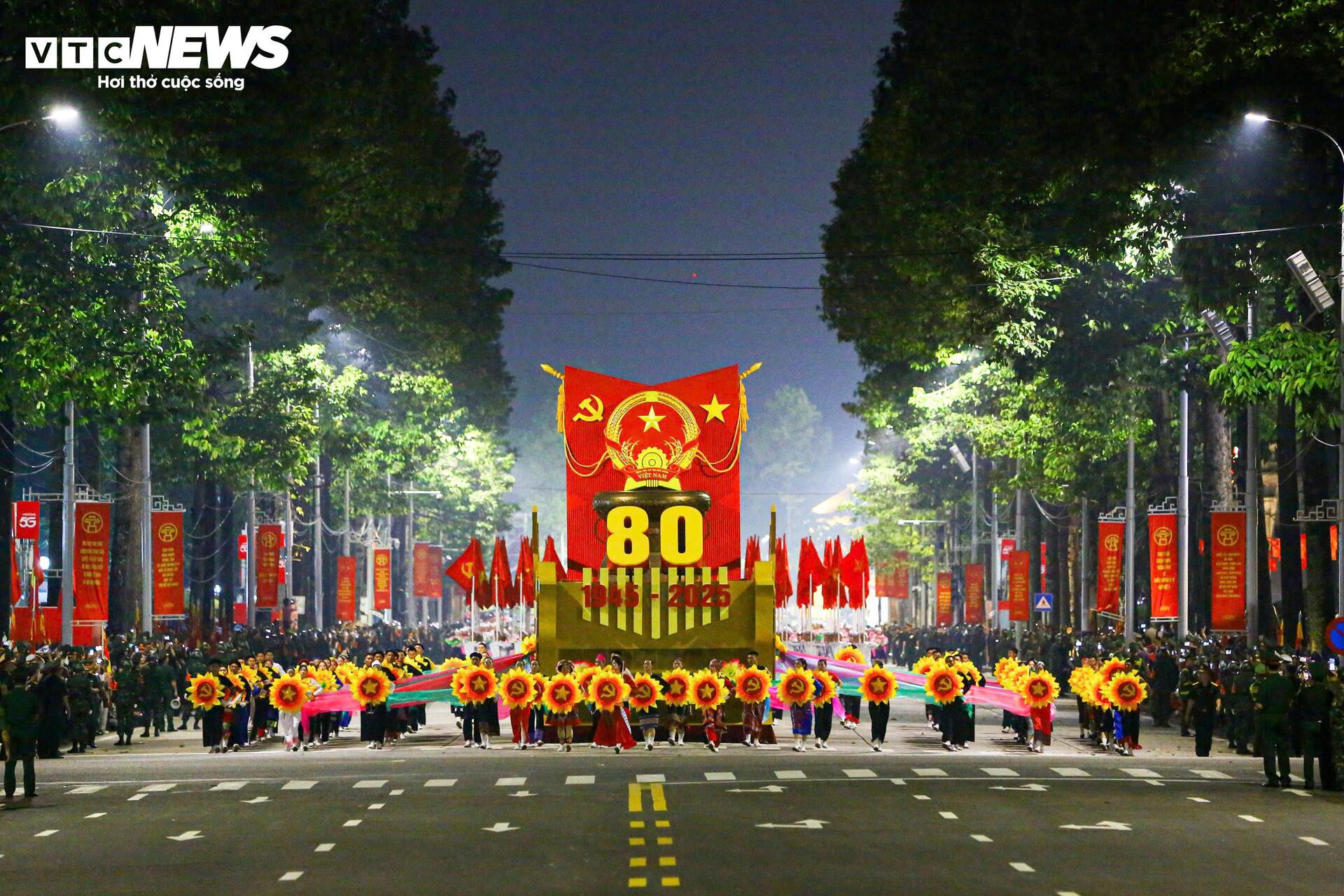 Những khoảnh khắc 'tuyệt đối điện ảnh' trong buổi sơ duyệt diễu binh A80 - 1