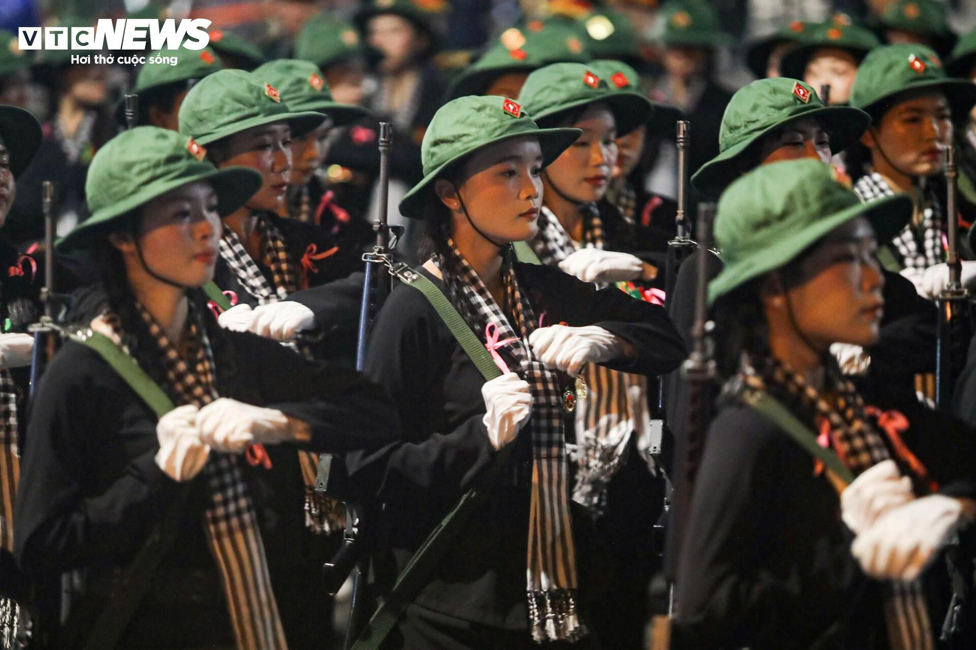 Những khoảnh khắc 'tuyệt đối điện ảnh' trong buổi sơ duyệt diễu binh A80 - 15