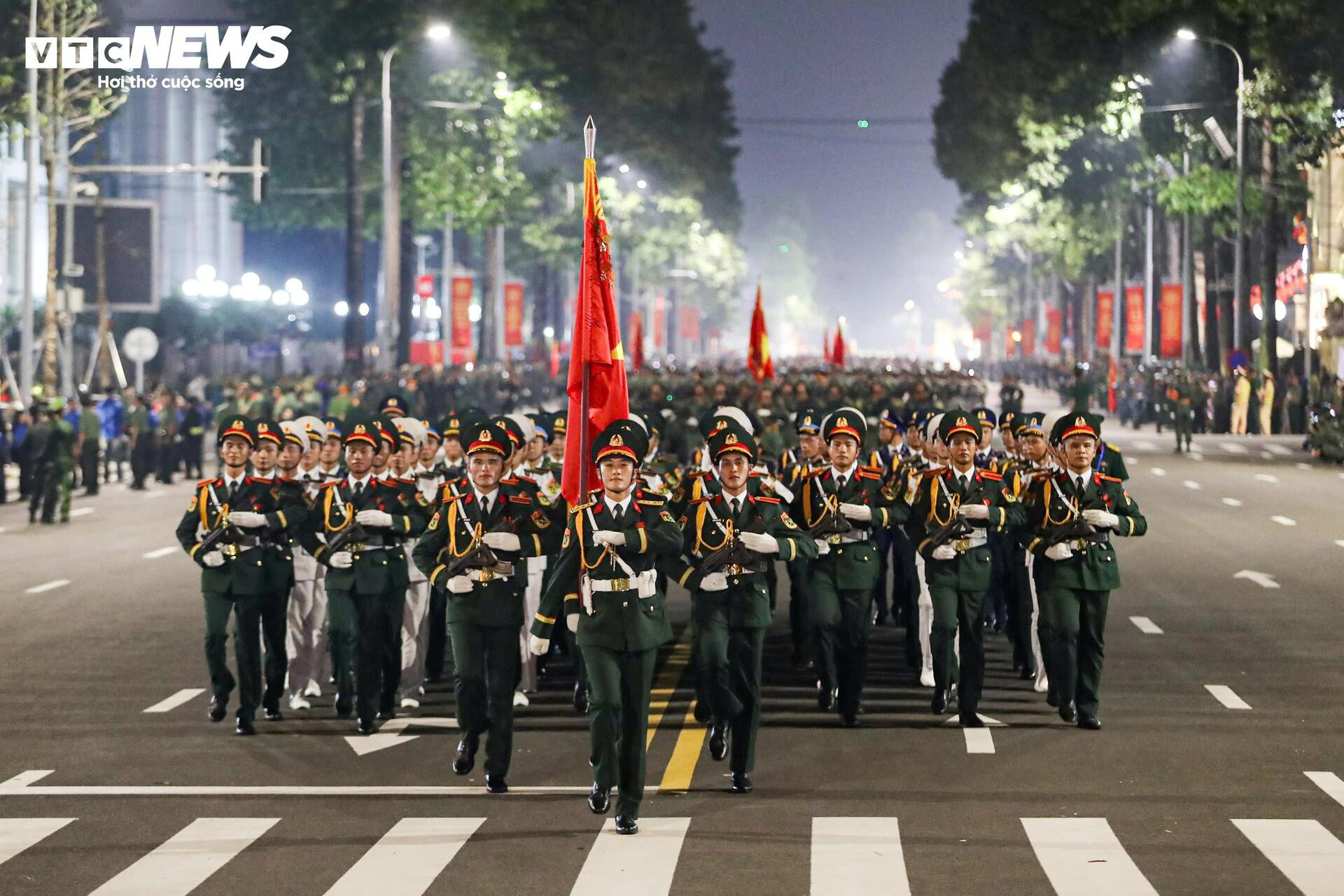 Những khoảnh khắc 'tuyệt đối điện ảnh' trong buổi sơ duyệt diễu binh A80 - 14