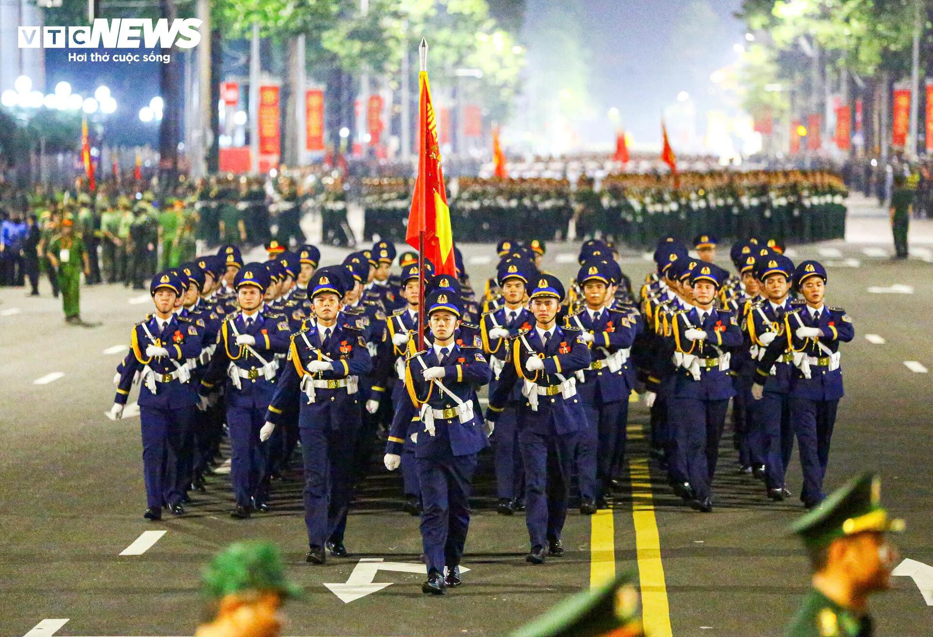 Những khoảnh khắc 'tuyệt đối điện ảnh' trong buổi sơ duyệt diễu binh A80 - 7