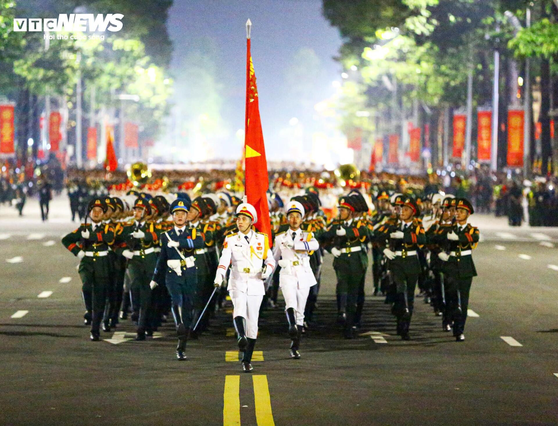 Những khoảnh khắc 'tuyệt đối điện ảnh' trong buổi sơ duyệt diễu binh A80 - 4