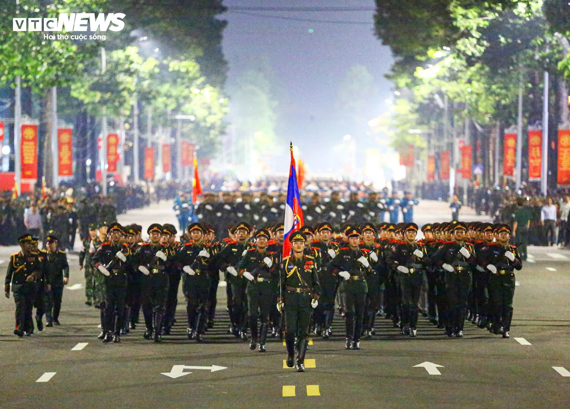 Những khoảnh khắc 'tuyệt đối điện ảnh' trong buổi sơ duyệt diễu binh A80 - 12