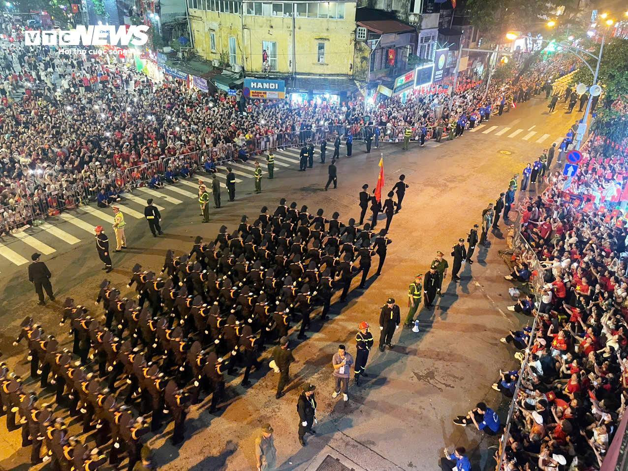 Những khoảnh khắc 'tuyệt đối điện ảnh' trong buổi sơ duyệt diễu binh A80 - 16