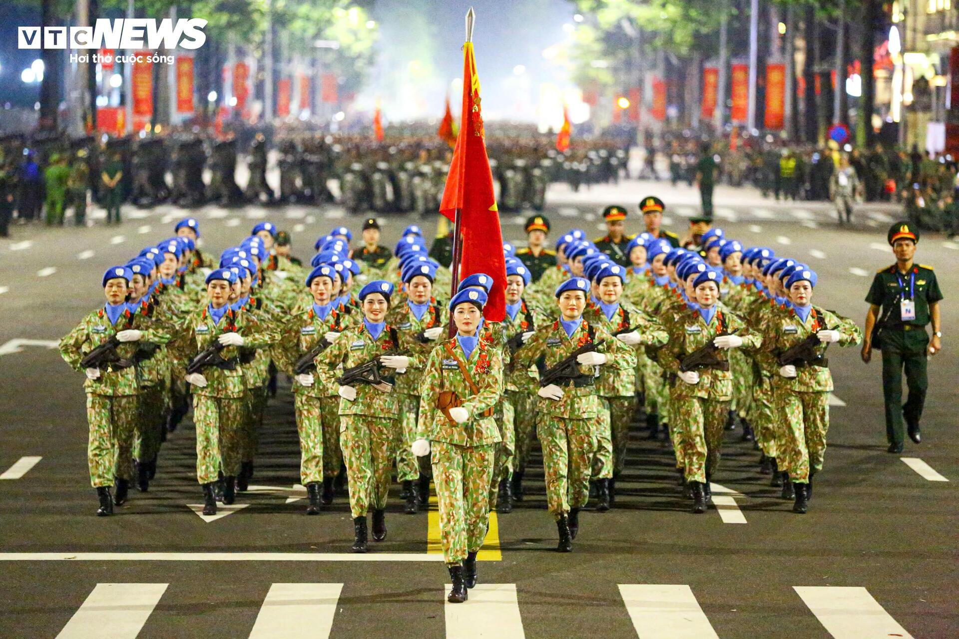 Những khoảnh khắc 'tuyệt đối điện ảnh' trong buổi sơ duyệt diễu binh A80 - 10