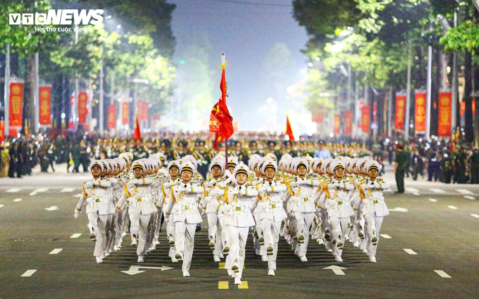 Những khoảnh khắc 'tuyệt đối điện ảnh' trong buổi sơ duyệt diễu binh A80 - 5