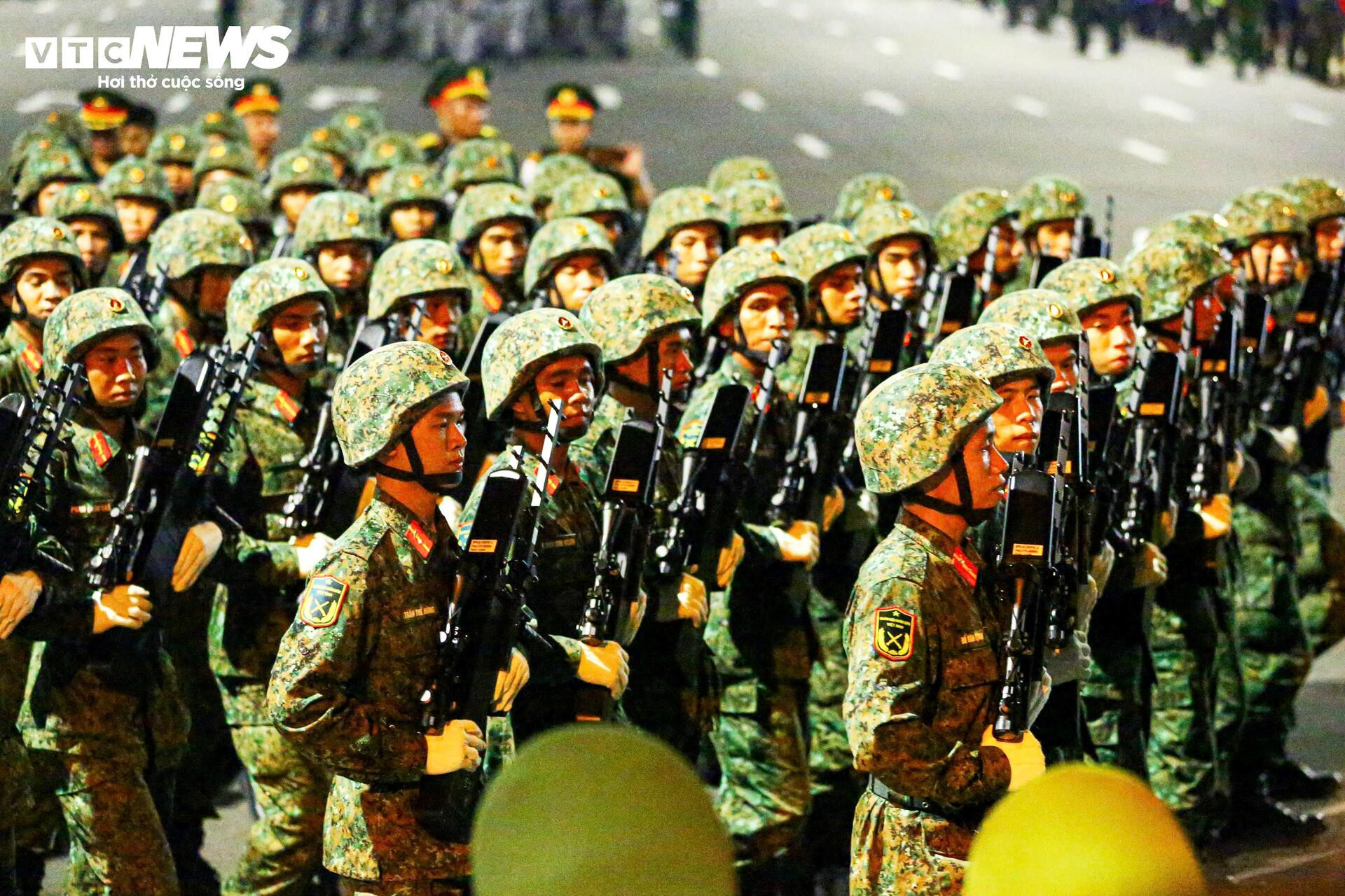 Những khoảnh khắc 'tuyệt đối điện ảnh' trong buổi sơ duyệt diễu binh A80 - 9