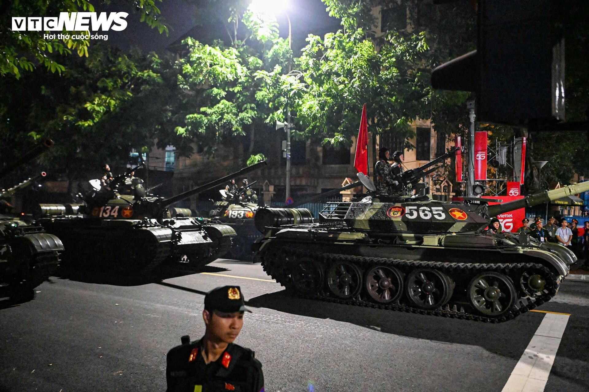 Những khoảnh khắc 'tuyệt đối điện ảnh' trong buổi sơ duyệt diễu binh A80 - 18