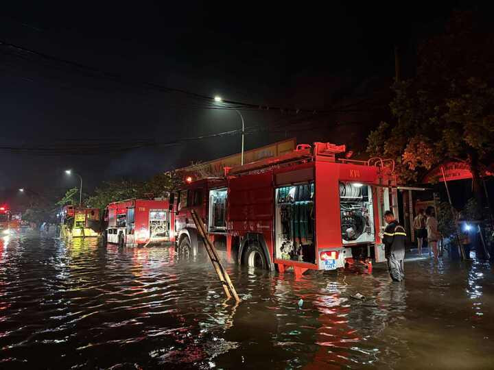 Nước ngập nửa bánh xe cứu hoả.