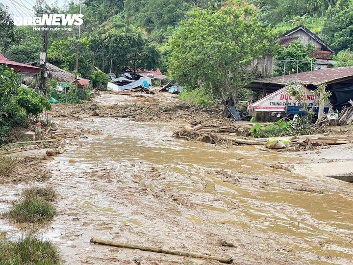 Theo báo cáo sơ bộ từ UBND tỉnh Thanh Hoá, đến lúc này xã Yên Nhân có hàng chục ngôi nhà bị hư hỏng nặng.