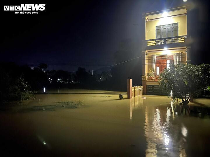 Mưa lớn do hoàn lưu cơn bão số 5, nước từ thượng nguồn đổ về, lũ trên sông Bưởi dâng cao làm nhiều tuyến đường trong địa bàn xã Vân Du (Thanh Hoá) ngập sâu, có những thôn bị cô lập hoàn toàn.