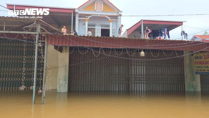 Nước tràn đê khiến toàn bộ khu dân cư ngập sâu, có nơi nước cao hơn 2m, nơi thấp nhất cũng ngập khoảng 50cm. Nhiều tài sản, hoa màu và vật nuôi bị cuốn trôi, gây thiệt hại nặng nề cho người dân.