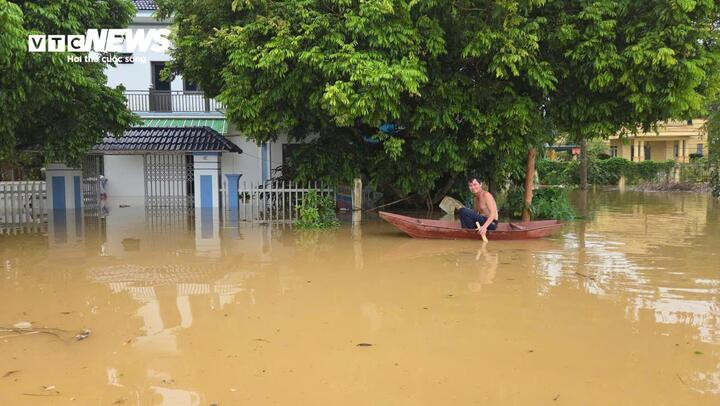 Xã Kim Tân lập ban chỉ huy tiền phương, trực tiếp chỉ đạo tại hiện trường. Các tổ công tác được phân công bám sát từng thôn, đặc biệt tại những tuyến đường bị chia cắt để hỗ trợ kịp thời.