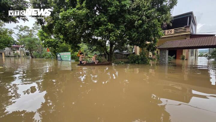 Tính đến thời điểm hiện tại, toàn xã Kim Tân có hơn 1.500 hộ dân bị ngập, trên 5.000 người phải sơ tán. Trong đó, riêng khu vực xã Thạch Định cũ có gần 700 hộ với hơn 2.800 nhân khẩu bị ảnh hưởng trực tiếp, phải rời bỏ nhà cửa để đến nơi an toàn.