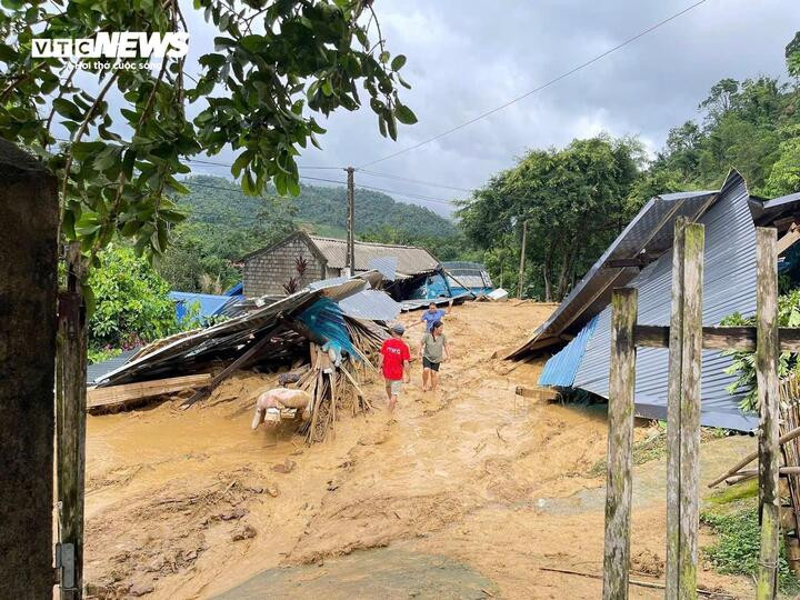 Trong khi đó tại xã Yên Nhân (Thanh Hoá) nước rút để lại cảnh làng xóm tan hoang. Hiện nhiều nơi trong xã vẫn bị mất liên lạc với bên ngoài do mất điện.