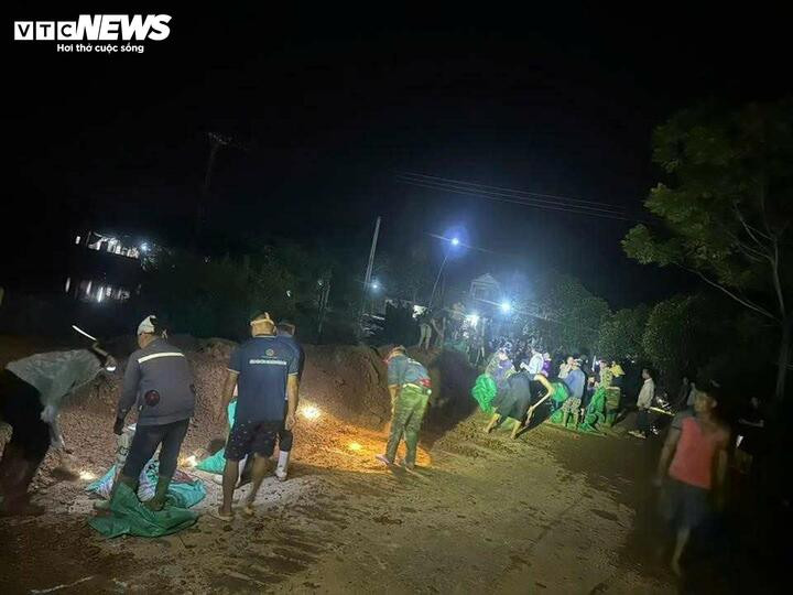 Từ chiều đến tối 27/8, Công an xã Vân Du huy động lực lượng, phương tiện, vật tư, trang thiết bị triển khai ngay phương án hộ đê tại các điểm tràn và vị trí xung yếu của các tuyến đê. Đặc biệt là tuyến đê Cảnh Yên thôn Thạch Lỗi, xử lý các sự cố có thể xảy ra, đảm bảo an toàn chống lũ của đê, tiếp tục theo dõi chặt chẽ diễn biến mưa lũ để kịp thời xử lý tình huống phát sinh, đảm bảo an toàn cho công trình.