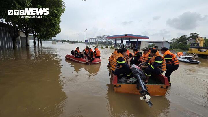 Lực lượng công an, quân sự, dân quân tự vệ cùng lực lượng xung kích được huy động tối đa để tuần tra, canh gác đê, đồng thời tổ chức di dời người già, trẻ em, phụ nữ đến nơi an toàn. Song song với đó, các đoàn công tác cũng khẩn trương vận chuyển lương thực, nước uống và các nhu yếu phẩm thiết yếu để bảo đảm sinh hoạt cho bà con vùng ngập lũ.