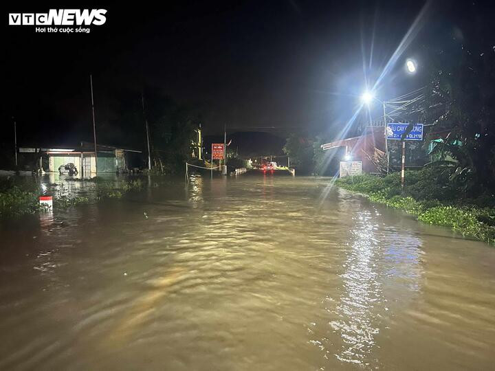 Đường vào các thôn Đồng Chư, Tú Sơn, Hòa Luật nước ngập sâu phương tiện không thể qua lại. Lực lượng chức năng căng dây ngay tại đầu cầu cấm tất cả các phương tiện, người không có nhiệm vụ vào khu đang ngập úng.