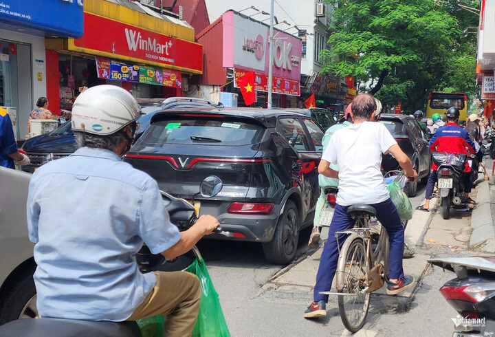 Giao thông xảy ra ách tắc cục bộ trên phố Đội Cấn khi lòng đường xảy ra sự cố.
