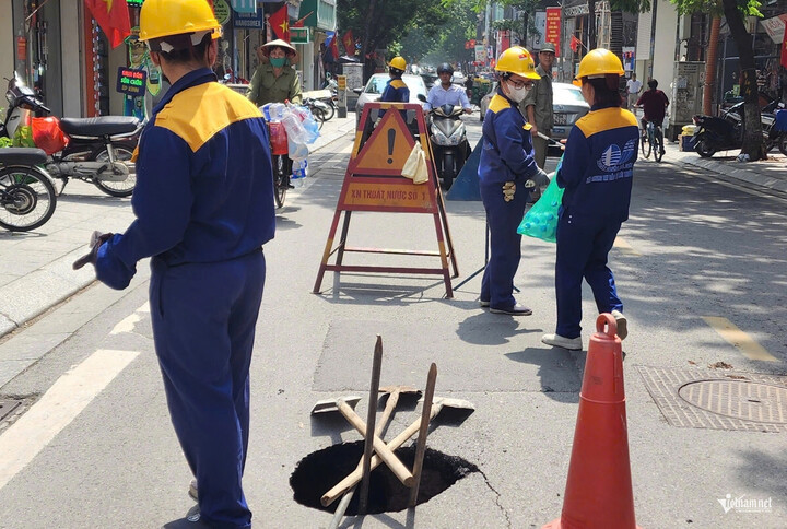 Lực lượng chức năng đến hiện trường xử lý miệng hố và phân luồng giao thông.