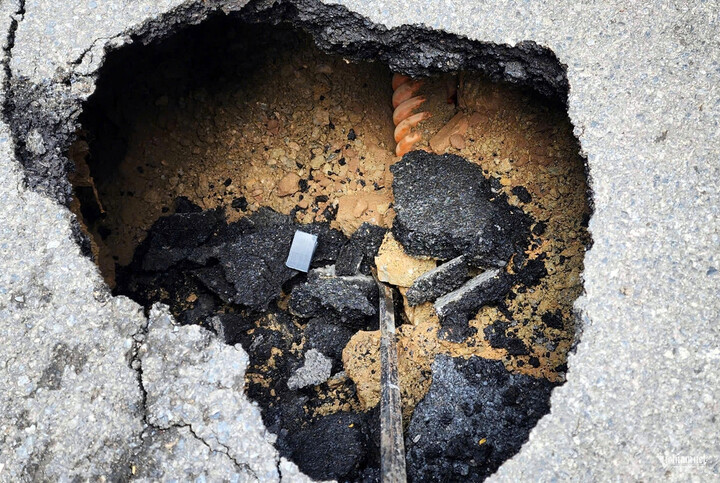 Hố sâu trên phố Đội Cấn.