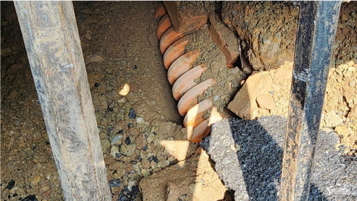 Miệng hố khá sâu.