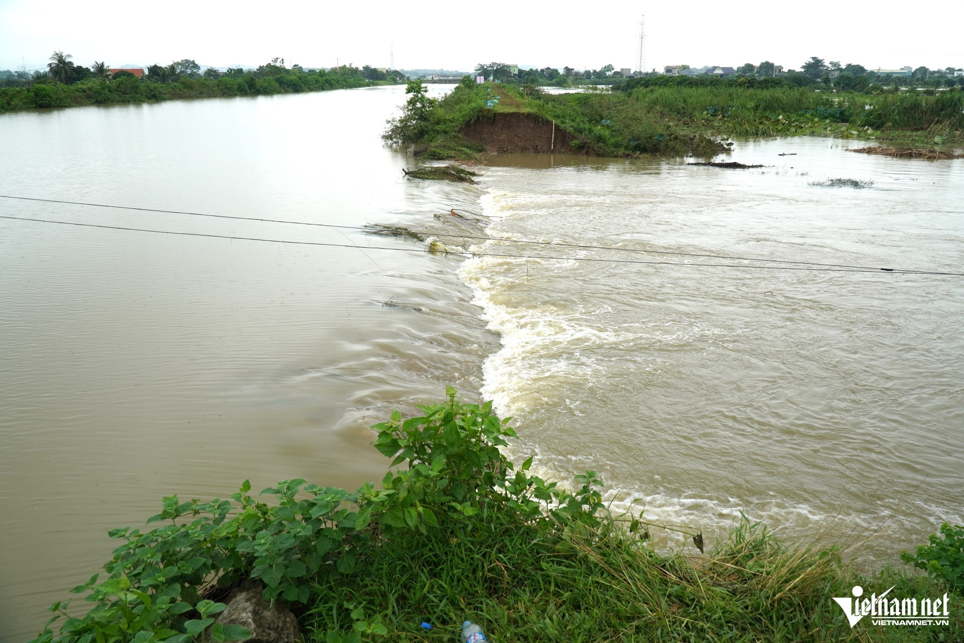 W-a1Vỡ kênh trong đêm.JPG.jpg