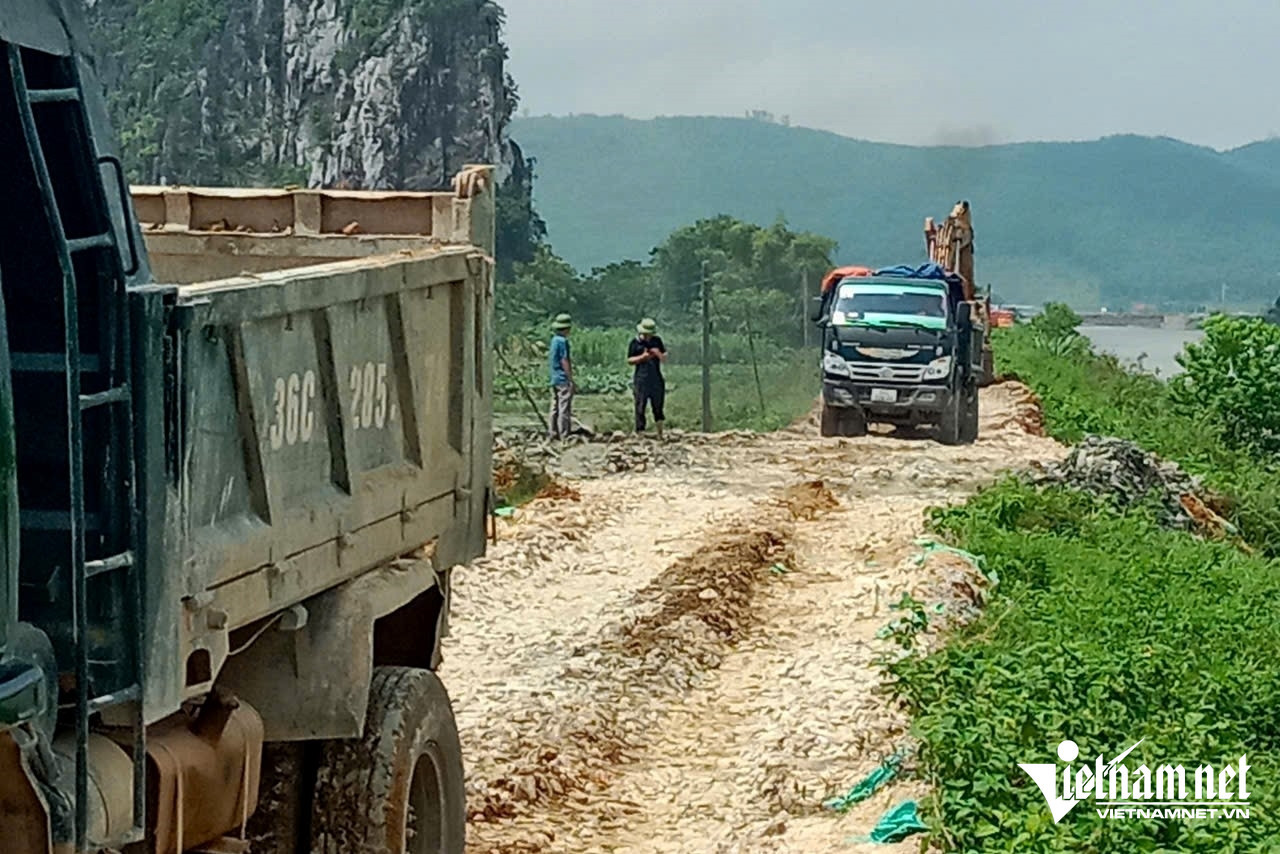 W-a4Vỡ kênh trong đêm.jpg