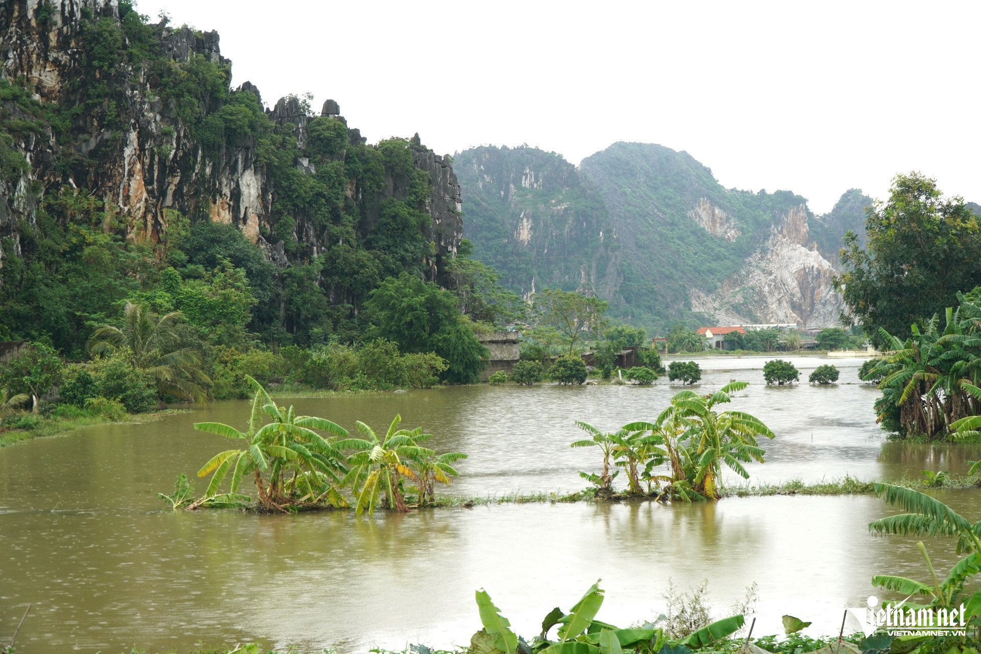 W-a2Vỡ kênh trong đêm.JPG.jpg