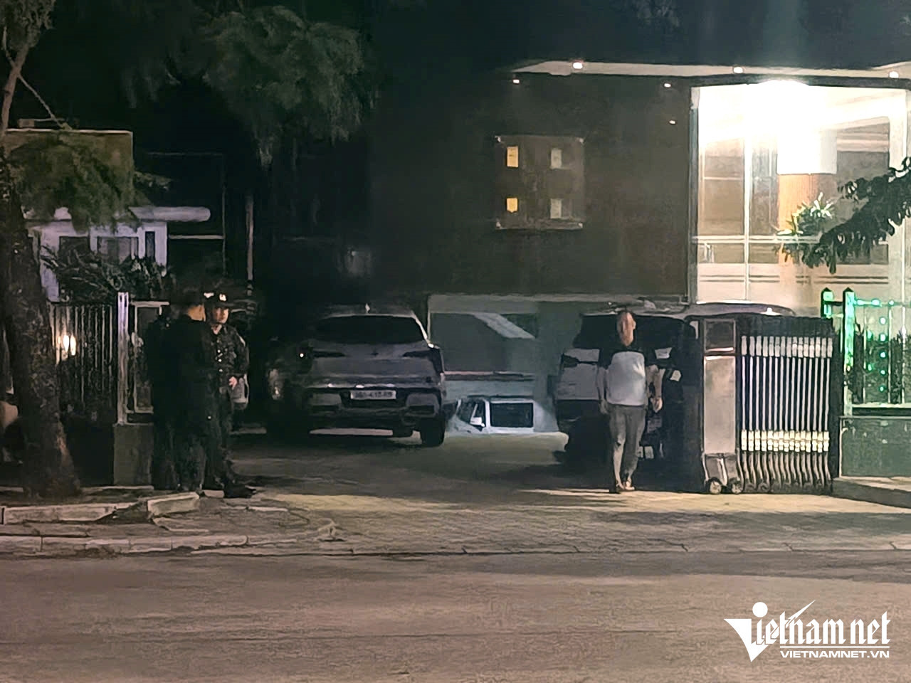 W-a2Nhiều cảnh sát xuất hiện tại nhà.jpg