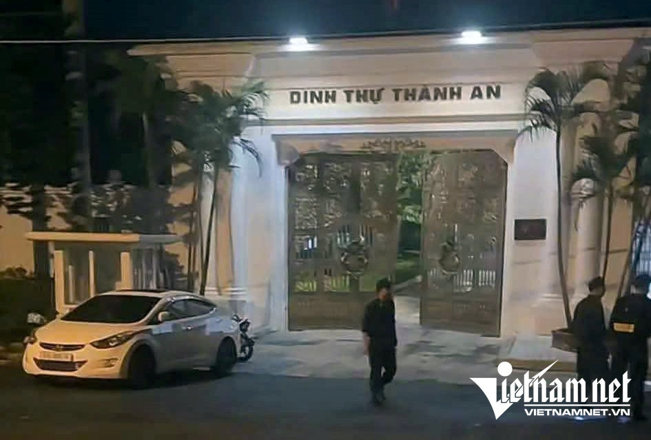 W-a1Nhiều cảnh sát xuất hiện tại nhà.jpg