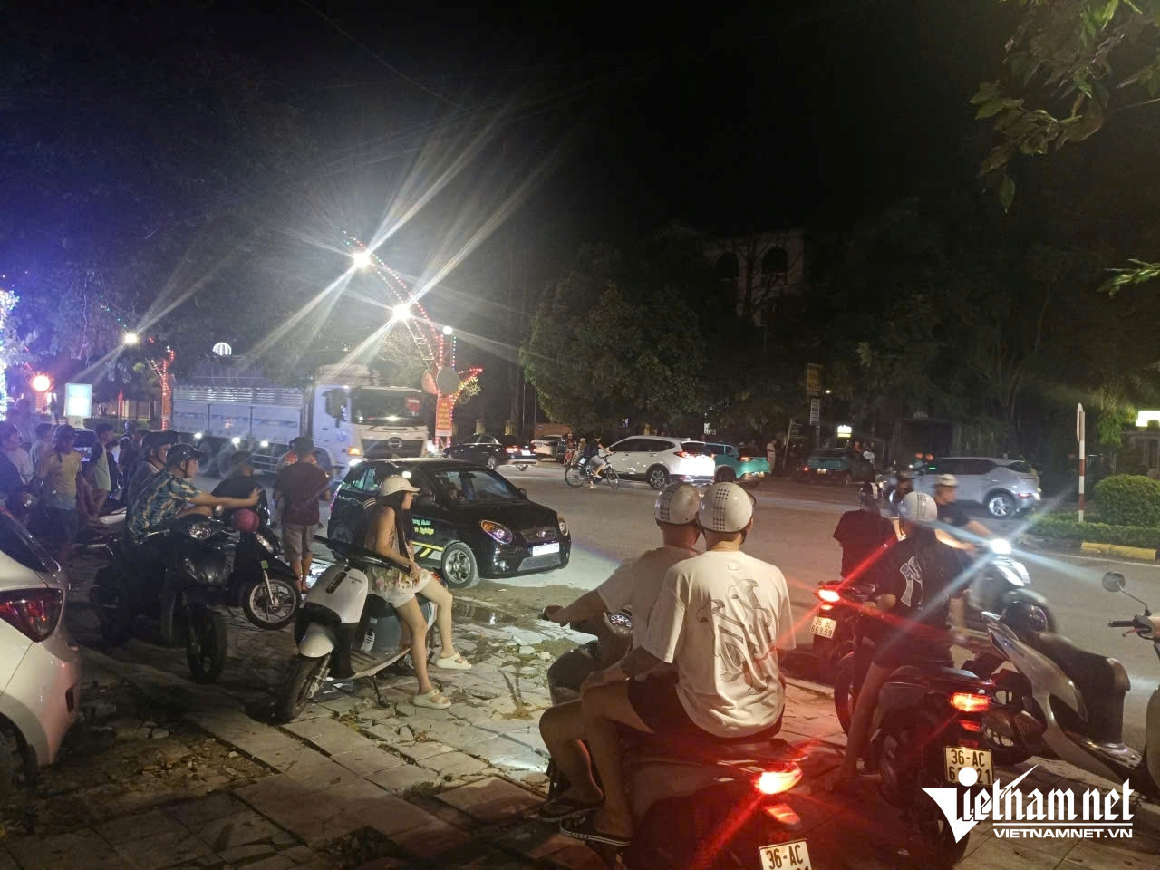 W-a3Nhiều cảnh sát xuất hiện tại nhà.jpg