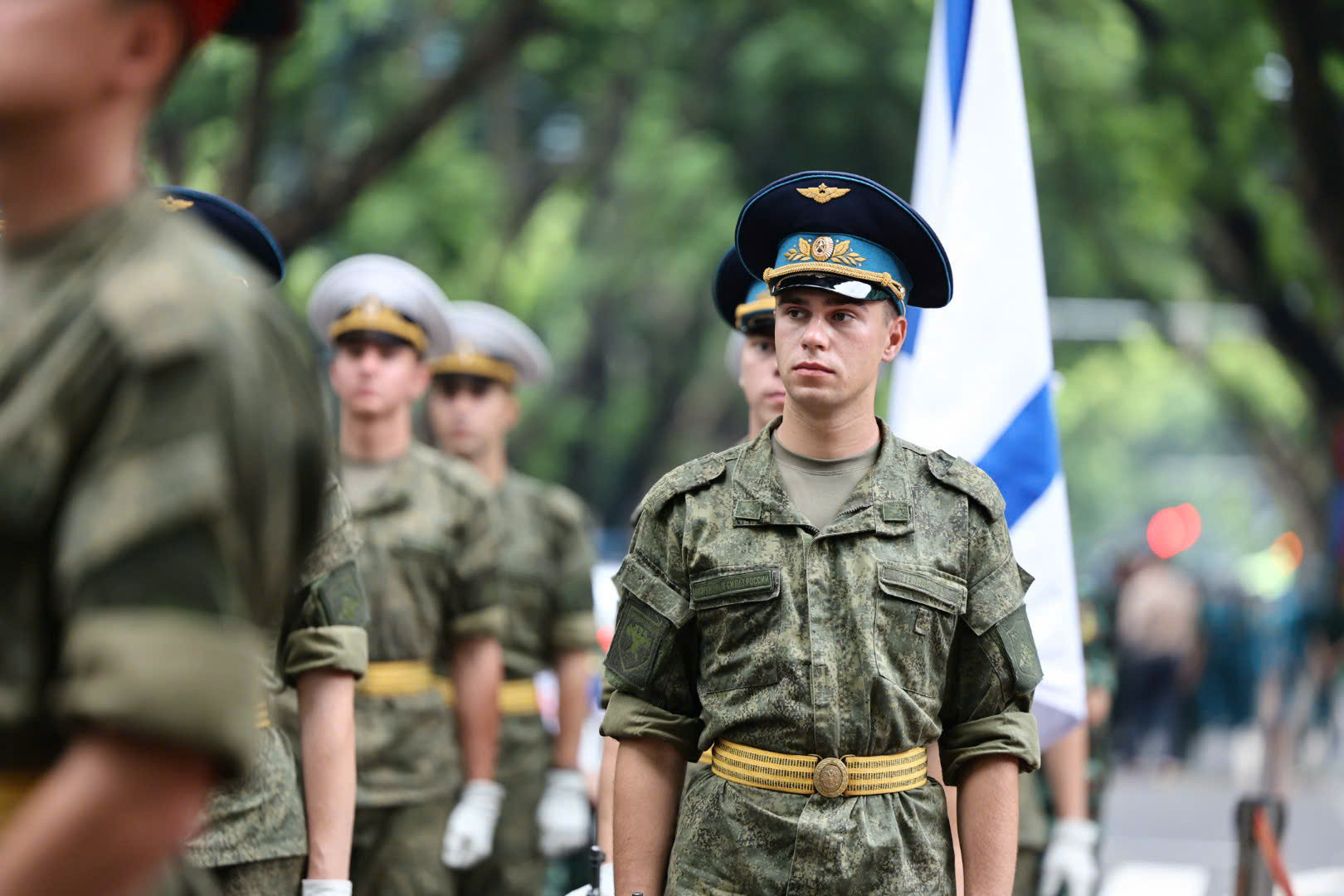 Loạt ảnh cận visual tuyệt đối điện ảnh của dàn quân nhân Nga gây sốt khắp MXH