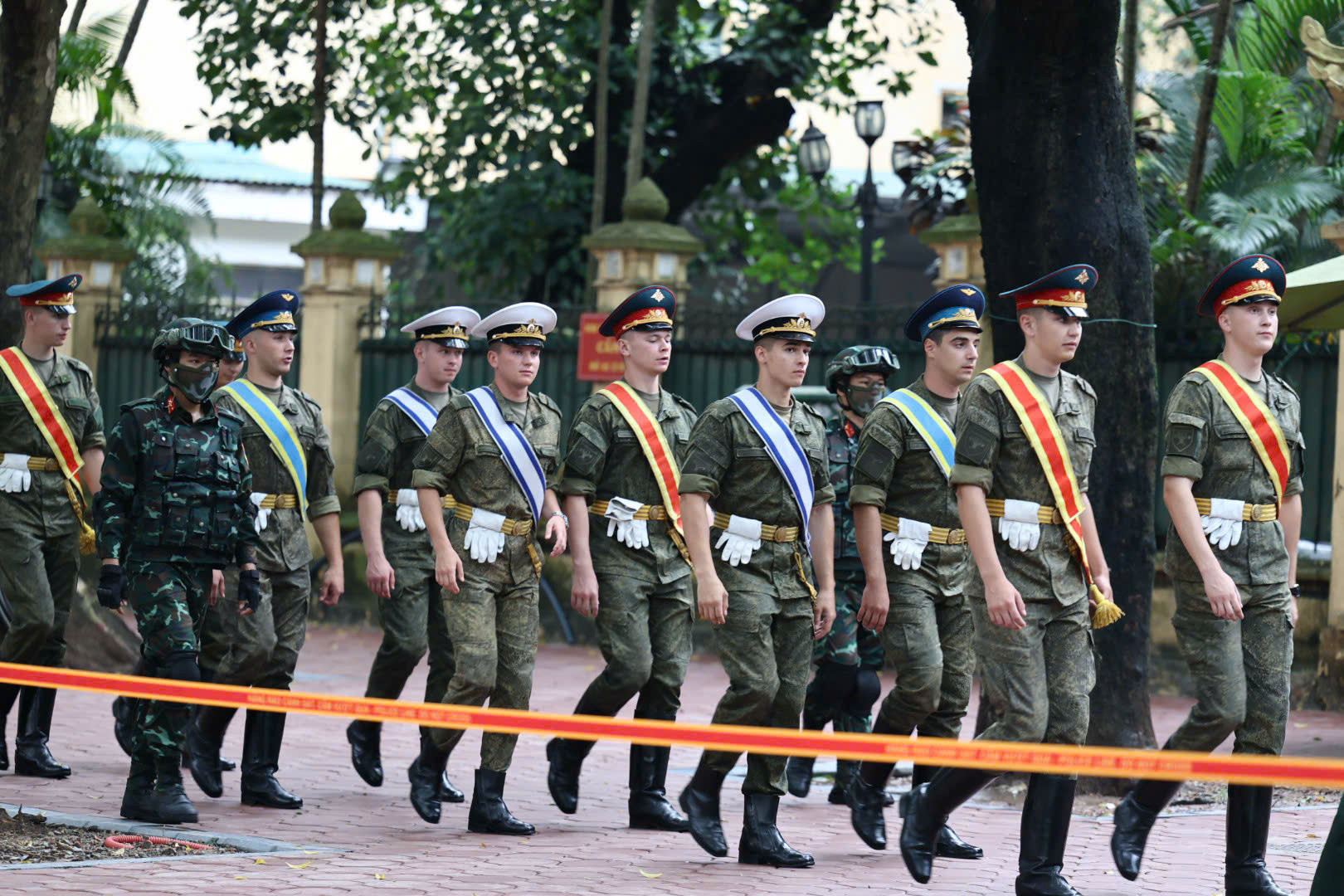 Loạt ảnh cận visual tuyệt đối điện ảnh của dàn quân nhân Nga gây sốt khắp MXH