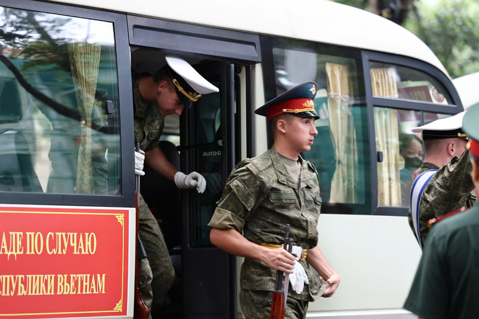 Loạt ảnh cận visual tuyệt đối điện ảnh của dàn quân nhân Nga gây sốt khắp MXH