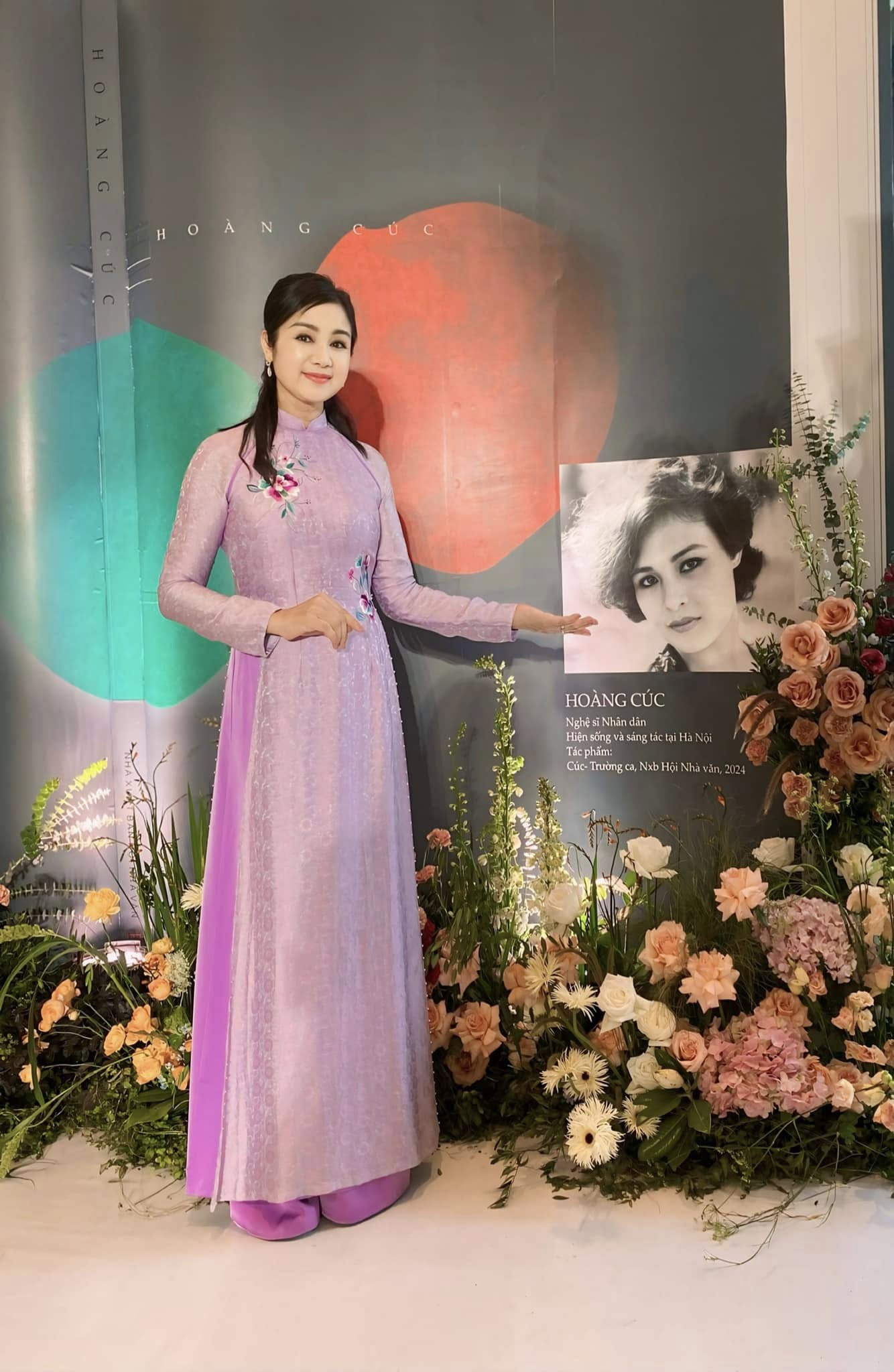 NSND Thu Hà 'Lá ngọc cành vàng' duyên dáng với áo dài, nhan sắc U60 khiến công chúng 'xao xuyến'- Ảnh 7.