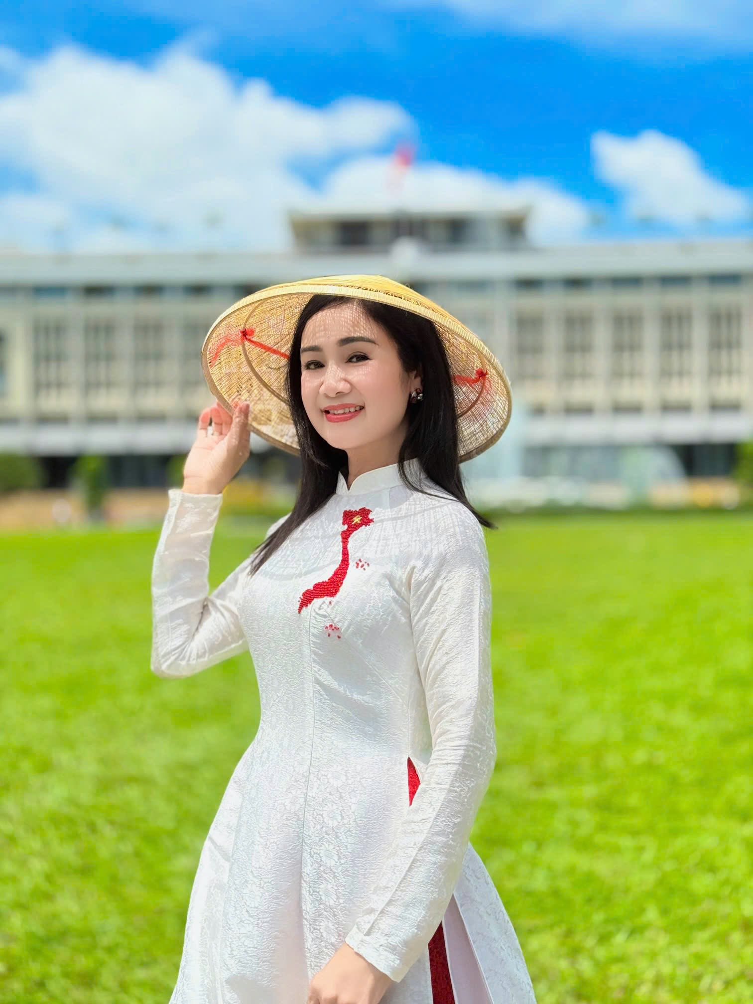 NSND Thu Hà 'Lá ngọc cành vàng' duyên dáng với áo dài, nhan sắc U60 khiến công chúng 'xao xuyến'- Ảnh 2.