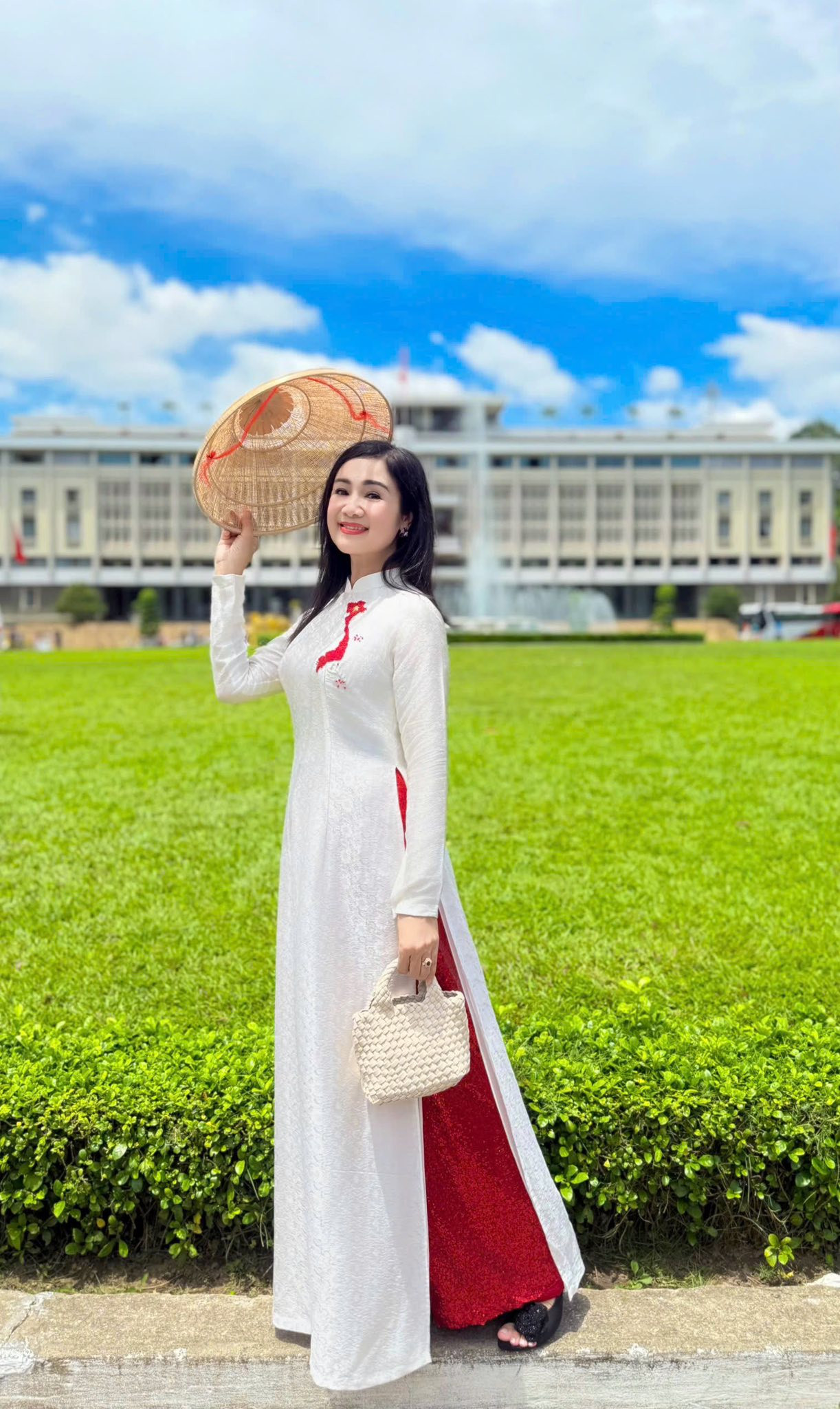 NSND Thu Hà 'Lá ngọc cành vàng' duyên dáng với áo dài, nhan sắc U60 khiến công chúng 'xao xuyến'- Ảnh 3.