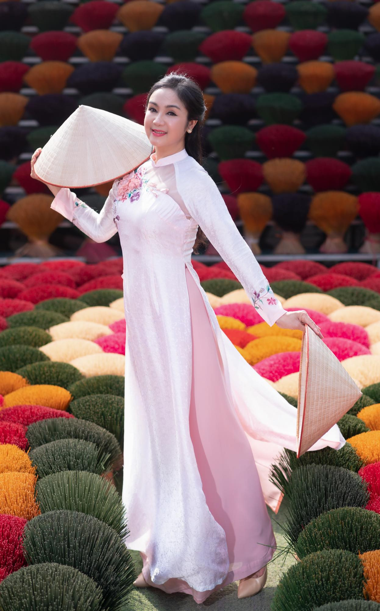 NSND Thu Hà 'Lá ngọc cành vàng' duyên dáng với áo dài, nhan sắc U60 khiến công chúng 'xao xuyến'- Ảnh 10.