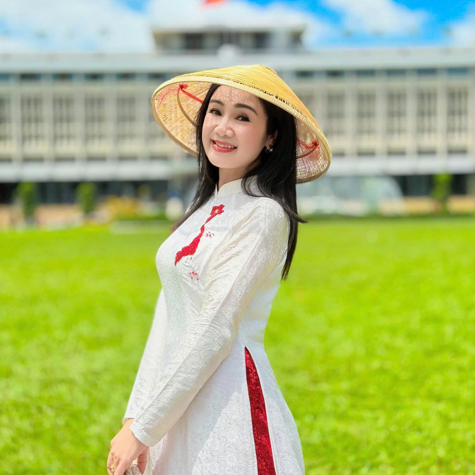 NSND Thu Hà 'Lá ngọc cành vàng' duyên dáng với áo dài, nhan sắc U60 khiến công chúng 'xao xuyến'- Ảnh 5.