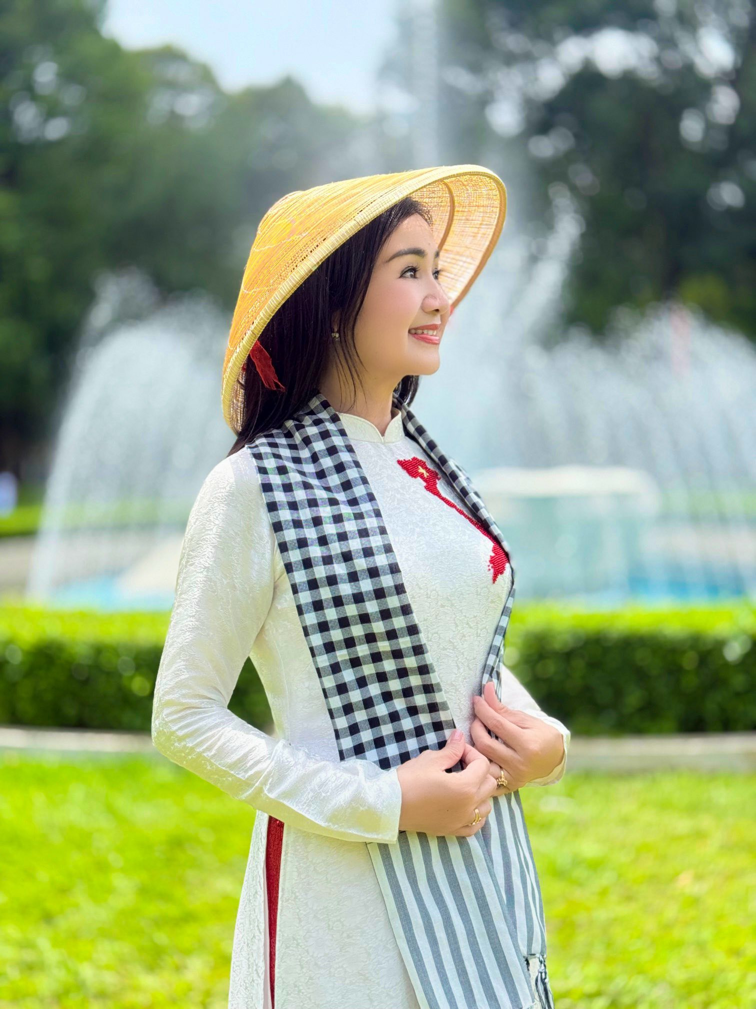 NSND Thu Hà 'Lá ngọc cành vàng' duyên dáng với áo dài, nhan sắc U60 khiến công chúng 'xao xuyến'- Ảnh 4.