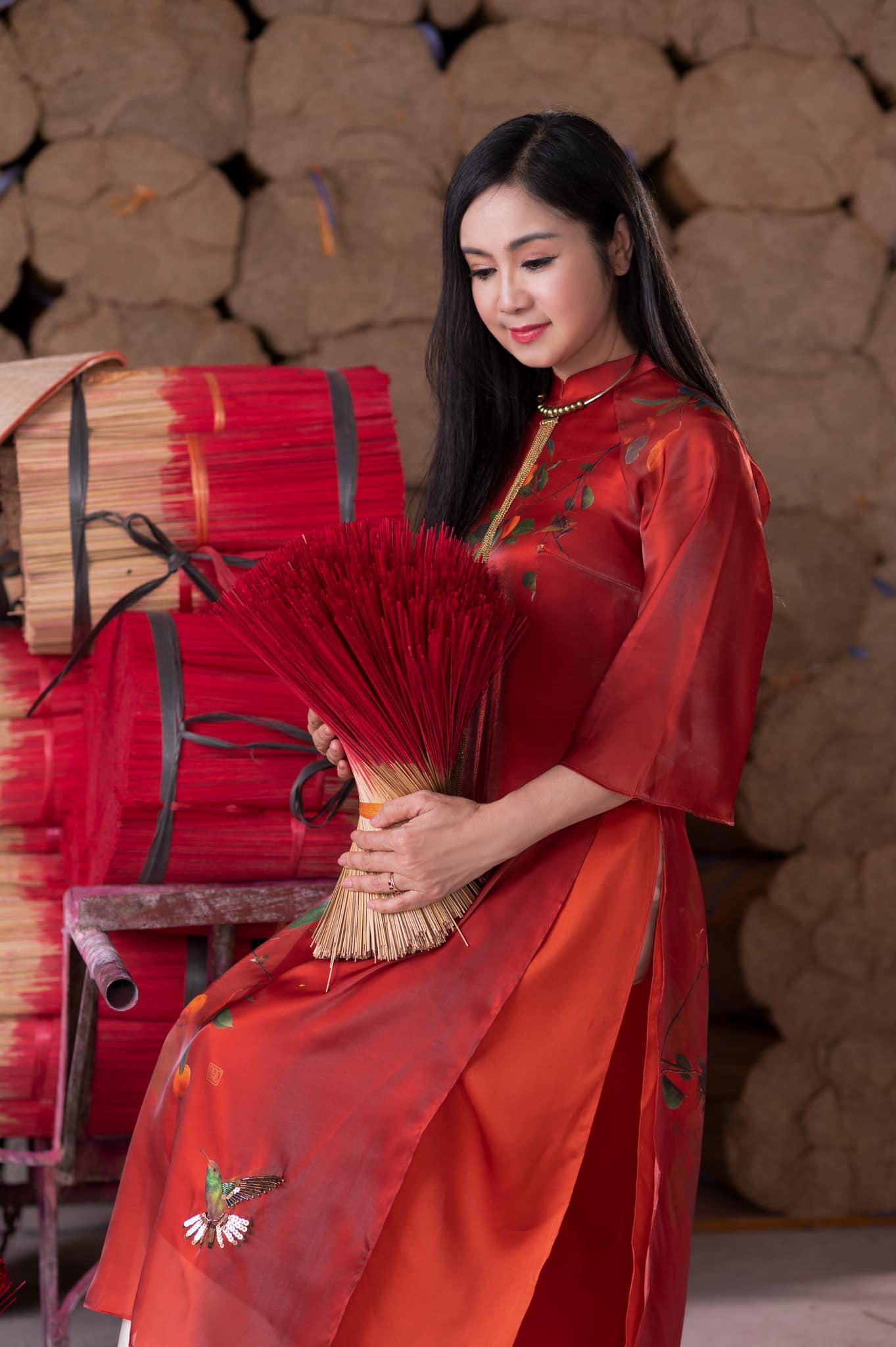 NSND Thu Hà 'Lá ngọc cành vàng' duyên dáng với áo dài, nhan sắc U60 khiến công chúng 'xao xuyến'- Ảnh 8.