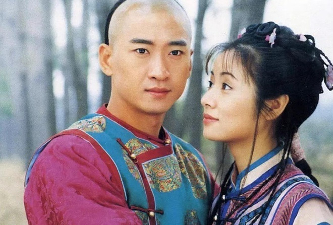 Một trong những tranh cãi bất ngờ được nhắc lại là liên quan đến cảnh hôn giữa Lâm Tâm Như và bạn diễn Châu Kiệt trong Hoàn Châu Cách Cách. (Ảnh: Sohu)